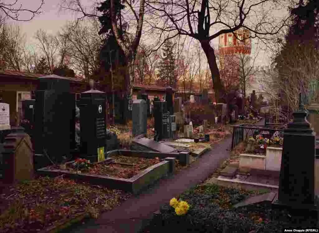 Пятницкое кладбище калуга могила ведьмы. Захоронения москвы. Введенское кладбище лефортово. Захоронения москвы. Красивые памятники на новодевичьем кладбище.