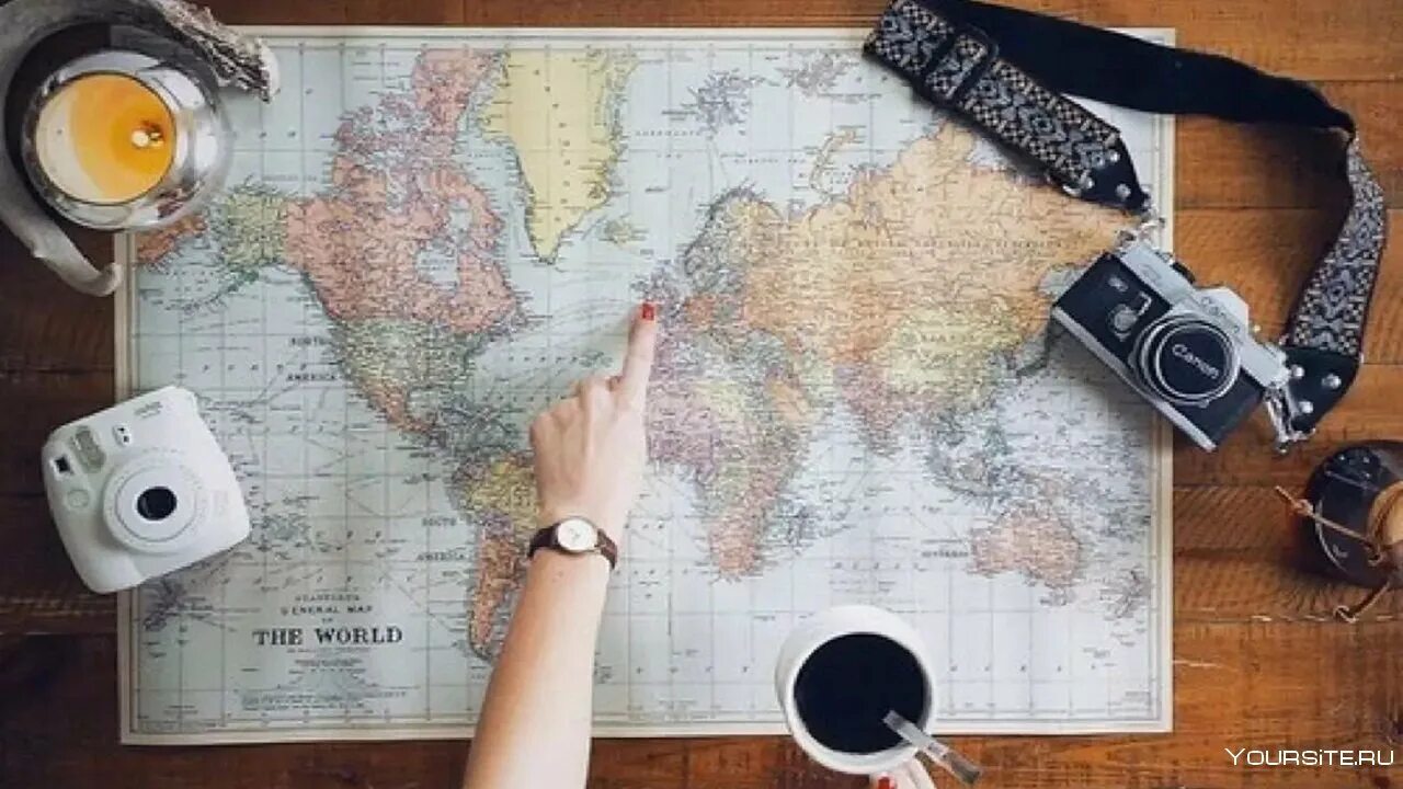 Рука держит колоду карт. Карты тройка семерка туз. Фотосессия с метафорическими картами. Девушка с картой в руках. Эстетика путешествий.