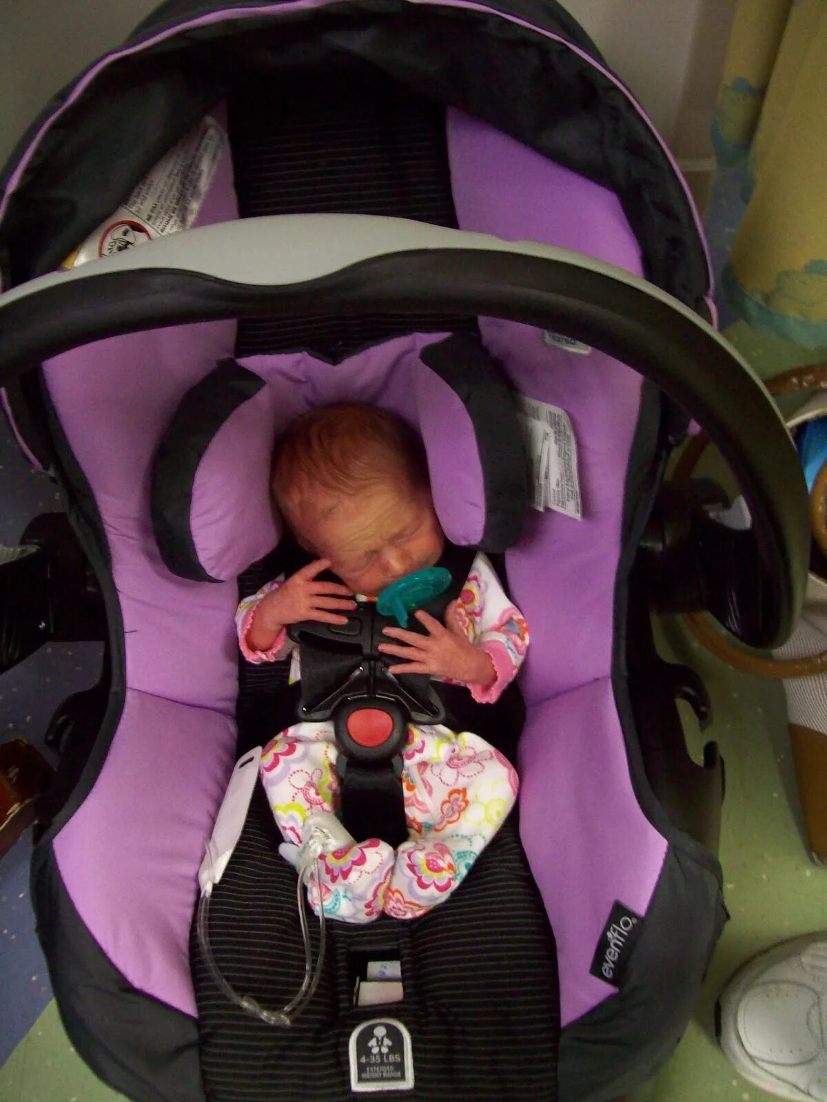 Ребенок в автолюльке новорожденный правильное положение фото Loading Baby In Her Car Seat For The Very First Time Youtube 2 1 Booster Convert