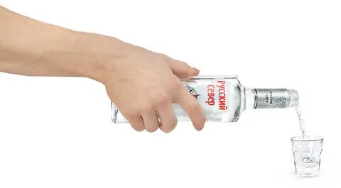 Держит бутылку