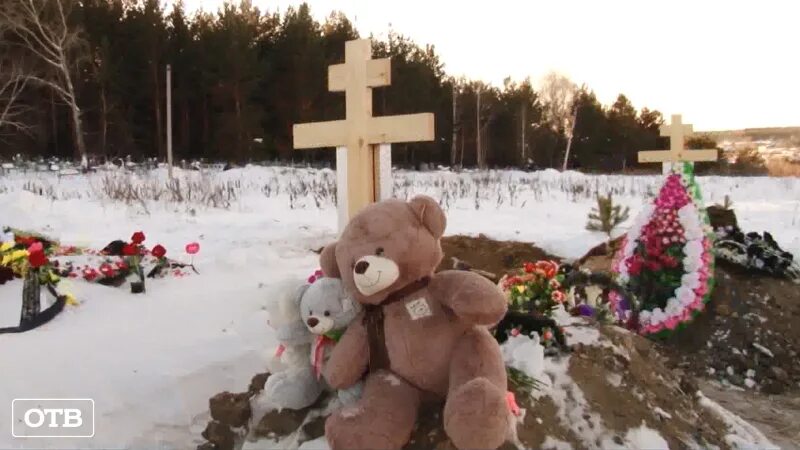 Новое по убийству детей в екатеринбурге. Памятник женщине с 3 детьми. убийца детей екатеринбург.