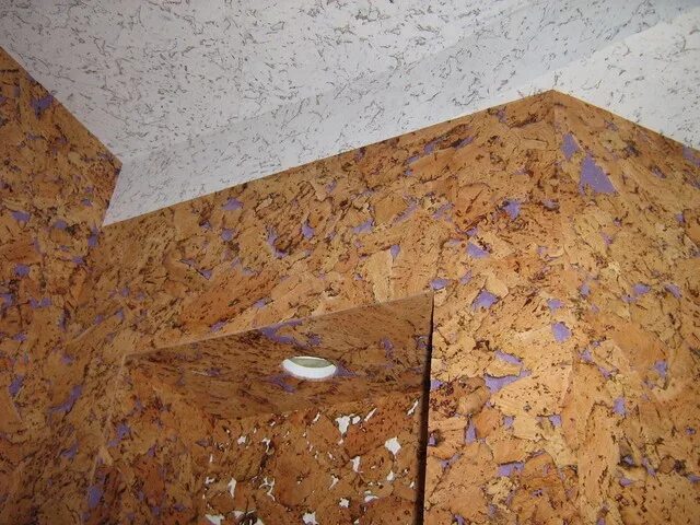 Пробка внутри. Пробковые панели для потолка. Потолок из пробкового покрытия. Пробковые панели для потолка и стен. Пробковая плитка для потолка.