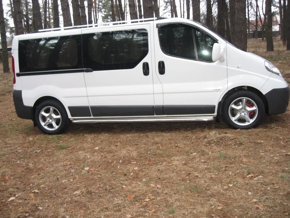 Рено трафик россия. Опель Виваро немец 2000год. Opel Vivaro 1999. Рено трафик белый. Рено трафик на 18 колесах.