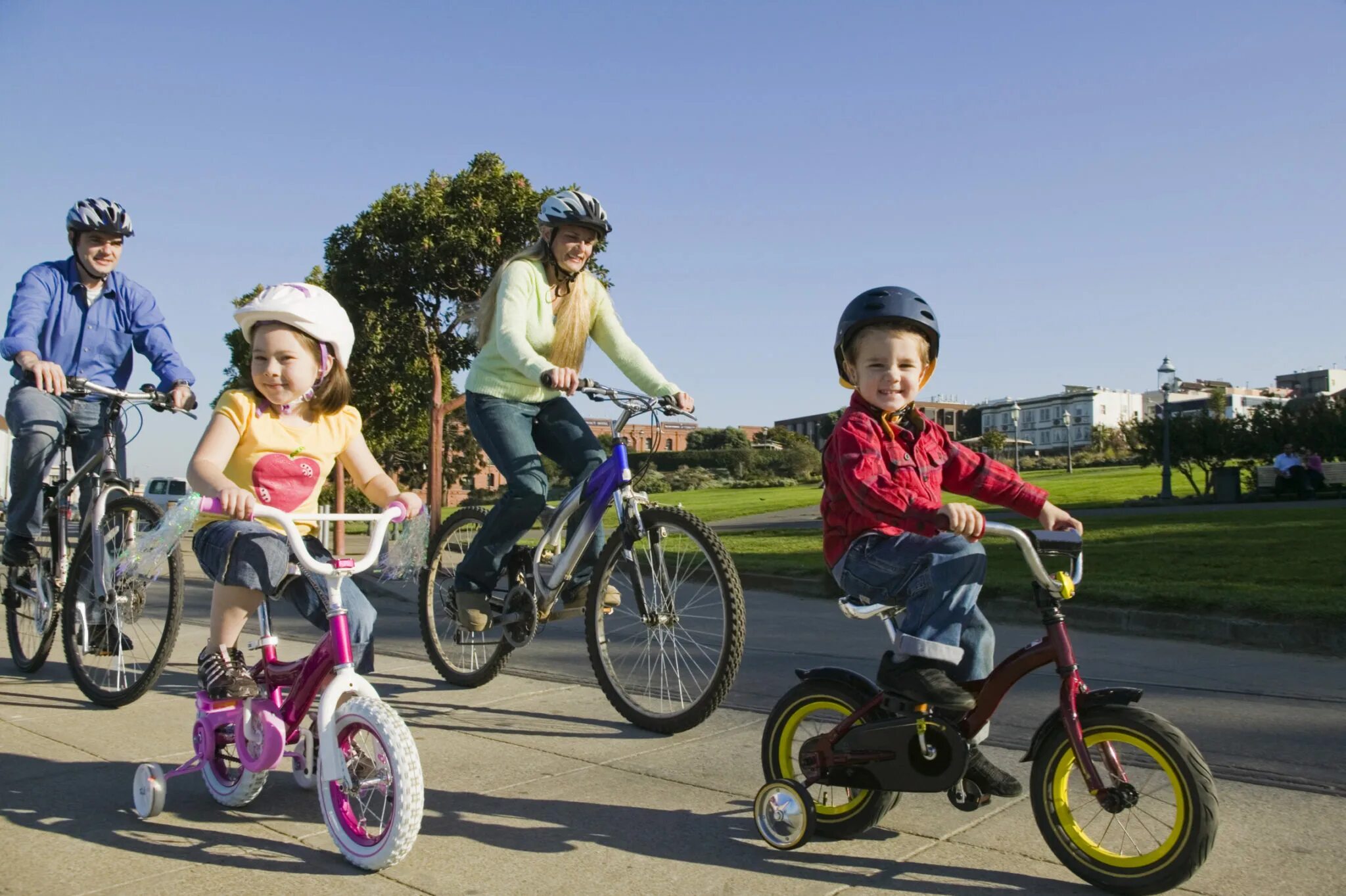 The children are riding bikes. Дети катаются на велосипеде. Велосипед детский. Детский велосипед с ребенком. Дети на самокатах и велосипедах.