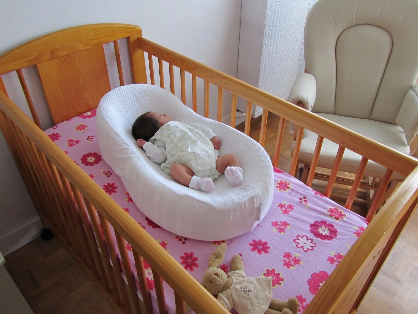 Можно ли спать новорожденному в коконе ночью. Кокон для новорожденных зёвушка. Матрас кокон для новорожденных Зевушка. Кокон Зевушка в кроватке. Кокон Red Castle Cocoonababy спать с родителями.