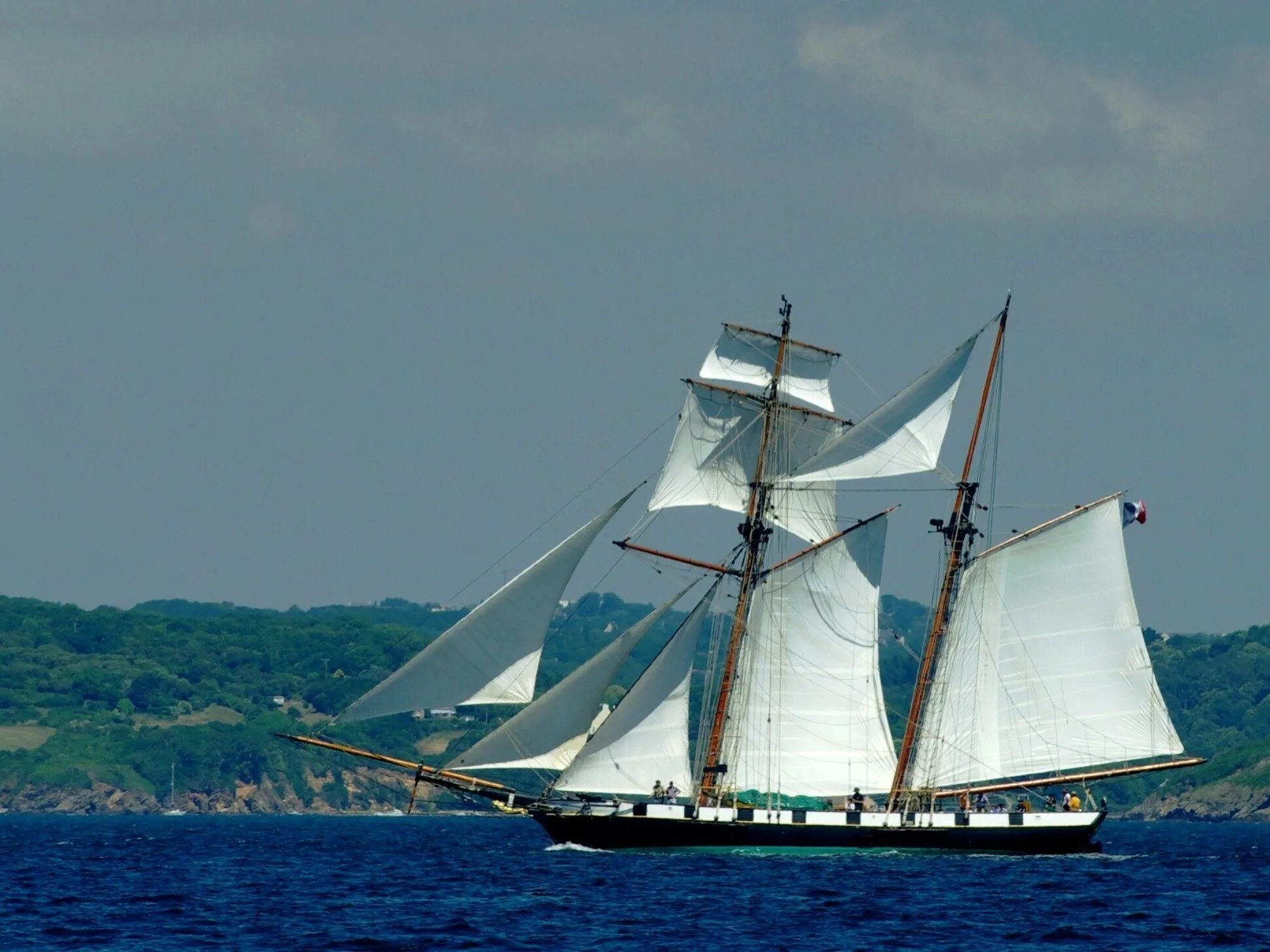 Какого цвета корабли. Каравелла Бригантина Фрегат. Корабль Royal Clipper. Фрегат, Бригантина, Корвет. Шхуна Персей.