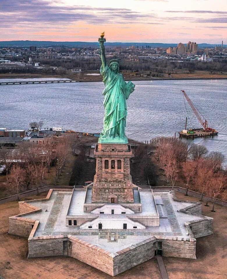 Страна где статуя свободы. Статуя свободы Нью-Йорк. Статуя свободы Нью-Йорк смотровая площадка. Статуя свободы Нью-Йорк постамент. Смотровая площадка статуи свободы США.
