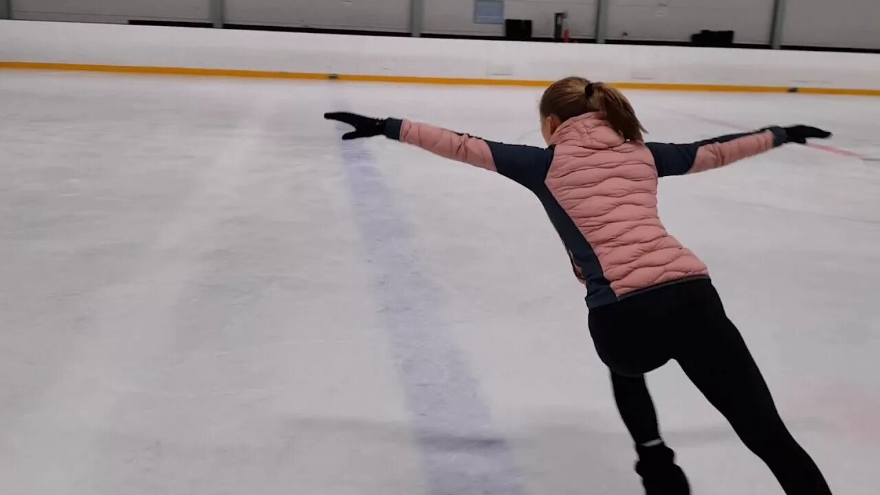 Фигурное катание вид спорта. Внутренняя дуга в фигурном катании. Аксель тулуп лутц. Скольжение в фигурном катании. Фигурное катание скольжение тест.