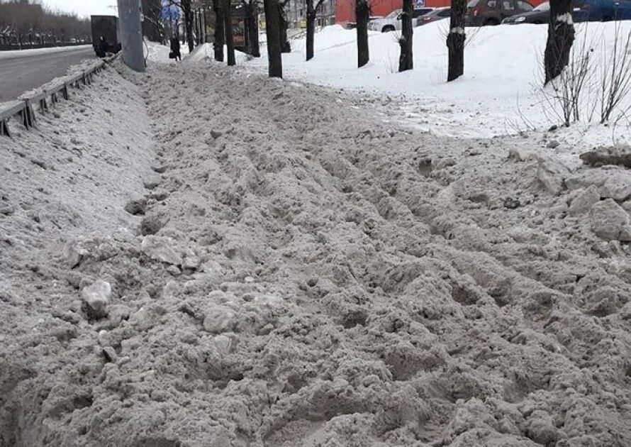 Снежок на дорогу падает. Рыхлый снег на дороге. Снег на тротуаре. Нечищенные дороги зимой. Лед на тротуаре.