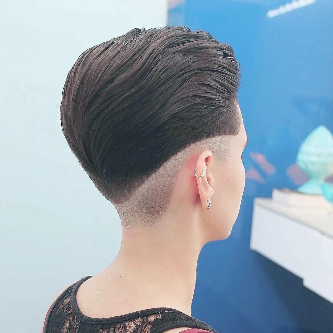 Пикси андеркат. Пикси андеркат 2021. Пикси лонг андеркат. Стрижка фейд пикси. Женские стрижки с выбриванием.