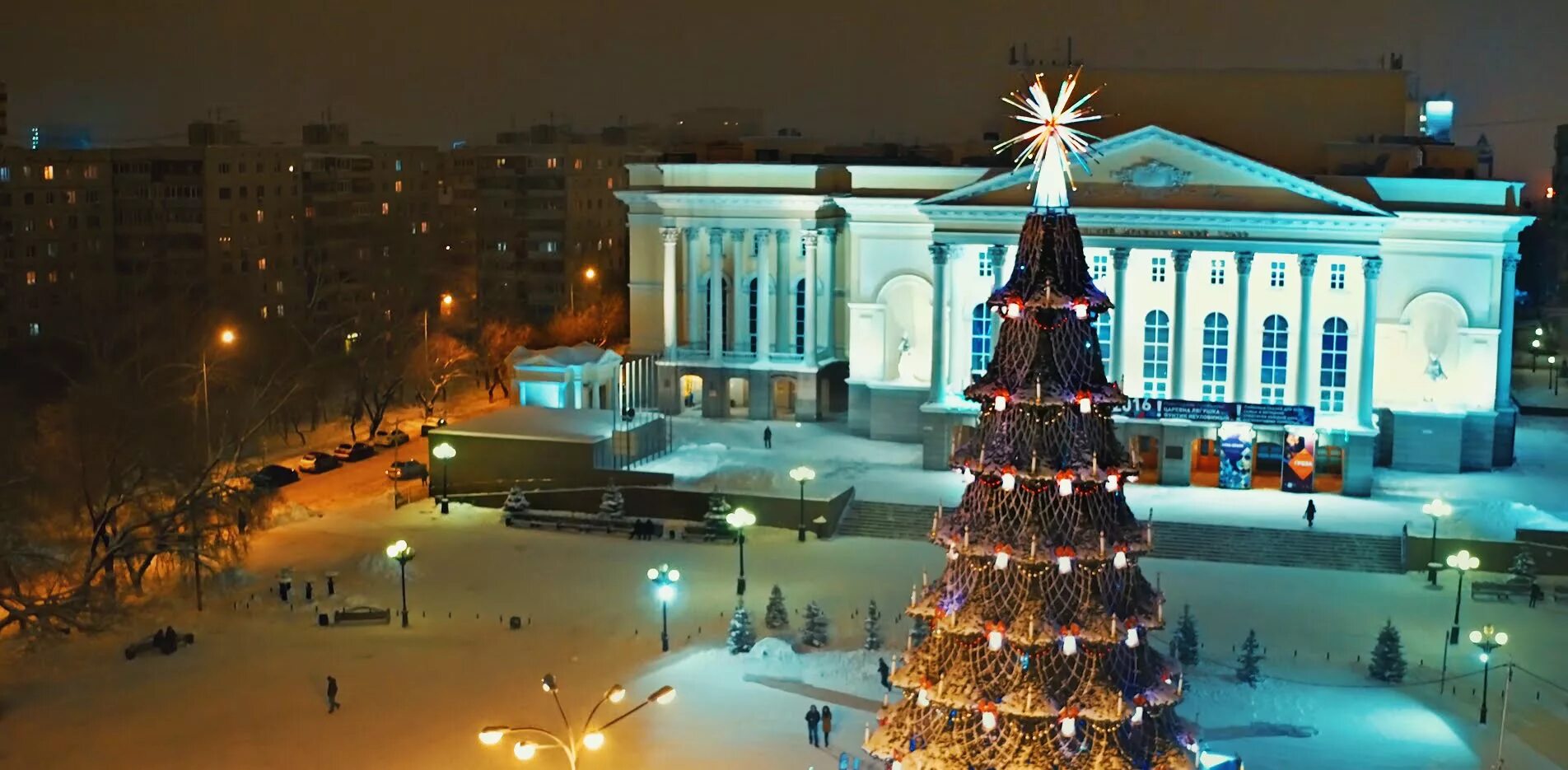Тюменские видео. Яркие перформансы на день города. Тюмень ночная сверху. Тюменские видео. Площадь 400 летия тюмени.