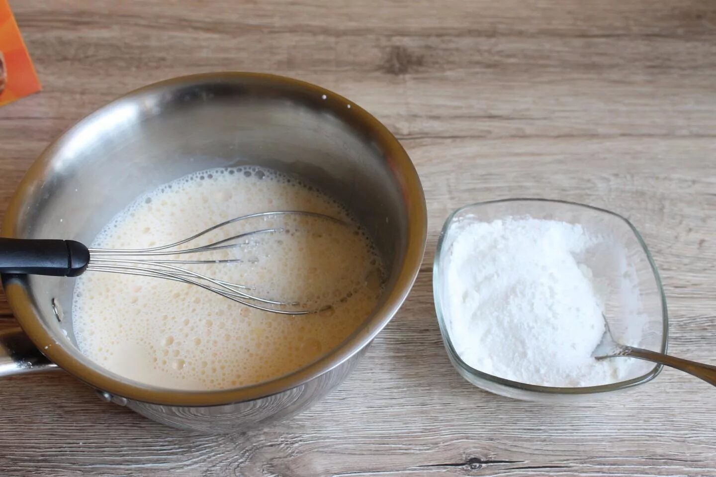 Мука и сметана на сковороде