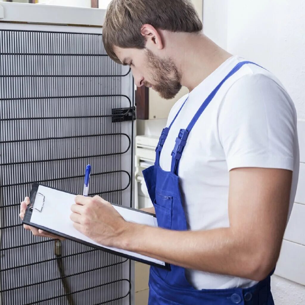 мастер по ремонту холодильников. мастер по ремонту холо. мастер холодильников. ремонтируют холодильник. работать ремонтом холодильников.