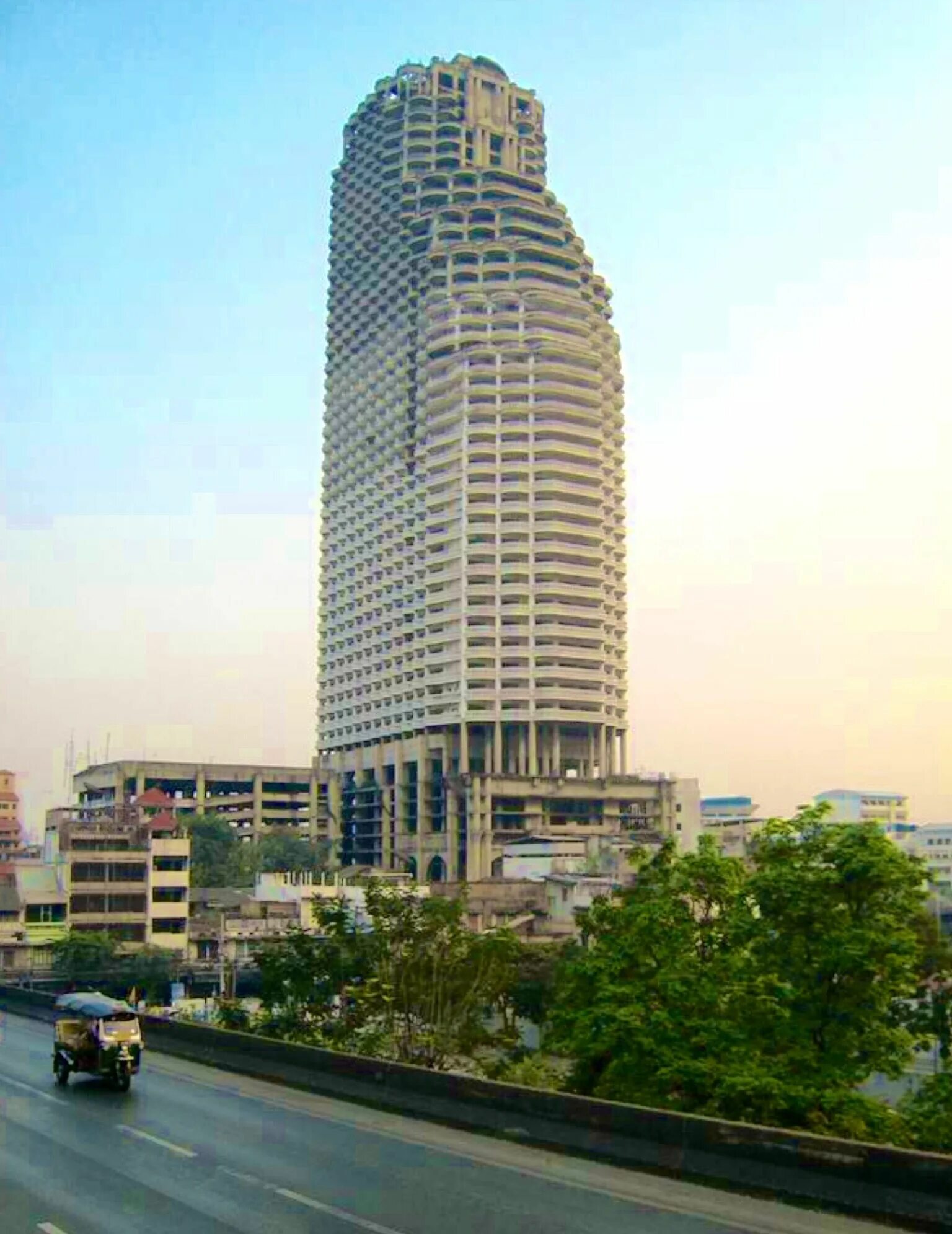 Лондонский тауэр призраки. Tower ghost. The tower of london призраки. Замок эльц германия в тумане. Sathorn unique tower bangkok.
