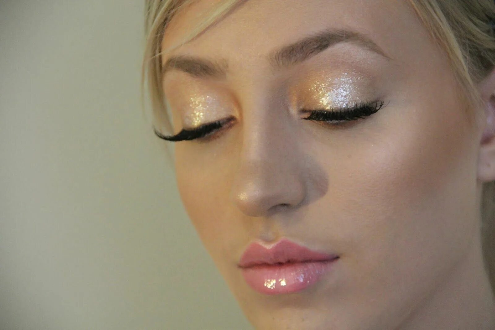 Dreamy Glossy Skin in 2025 Makeup tutorial, Makeup, Glitter makeup tutorial