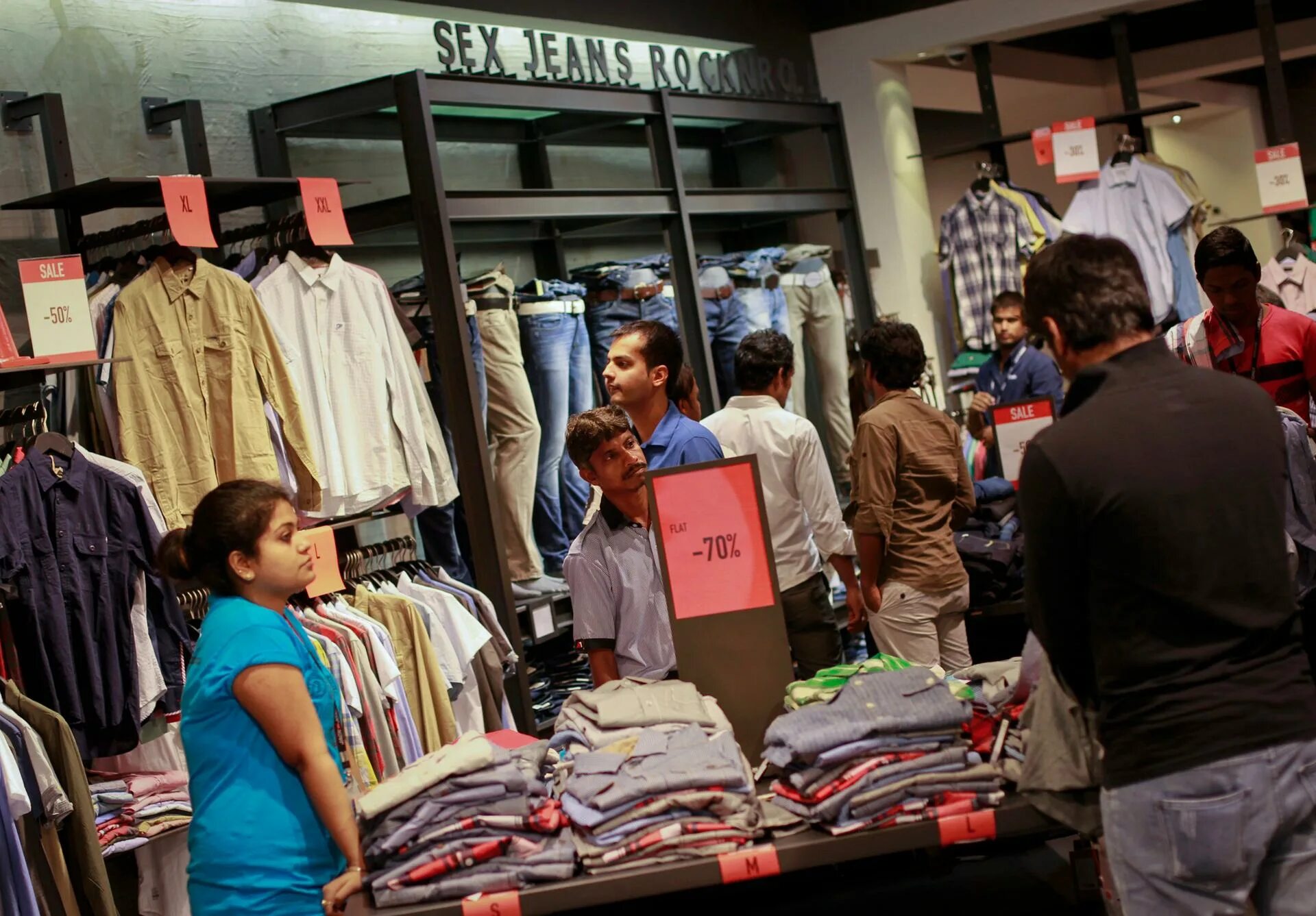 People shop store. Buying одежды. People магазин одежды. Футболка India рынок в Нью Дели. In a clothes shop.