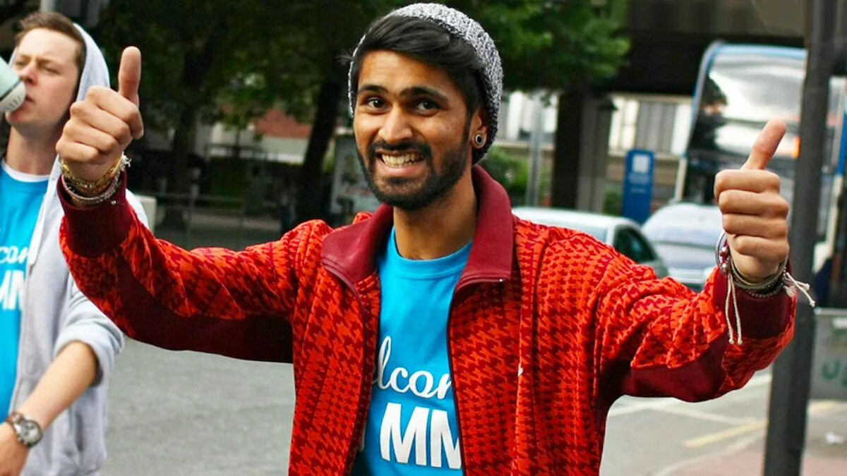 Девушка со скрещенными руками. Жест сейчас. Жест сейчас. Как жестами показать вдохновение. Жест указательный палец.