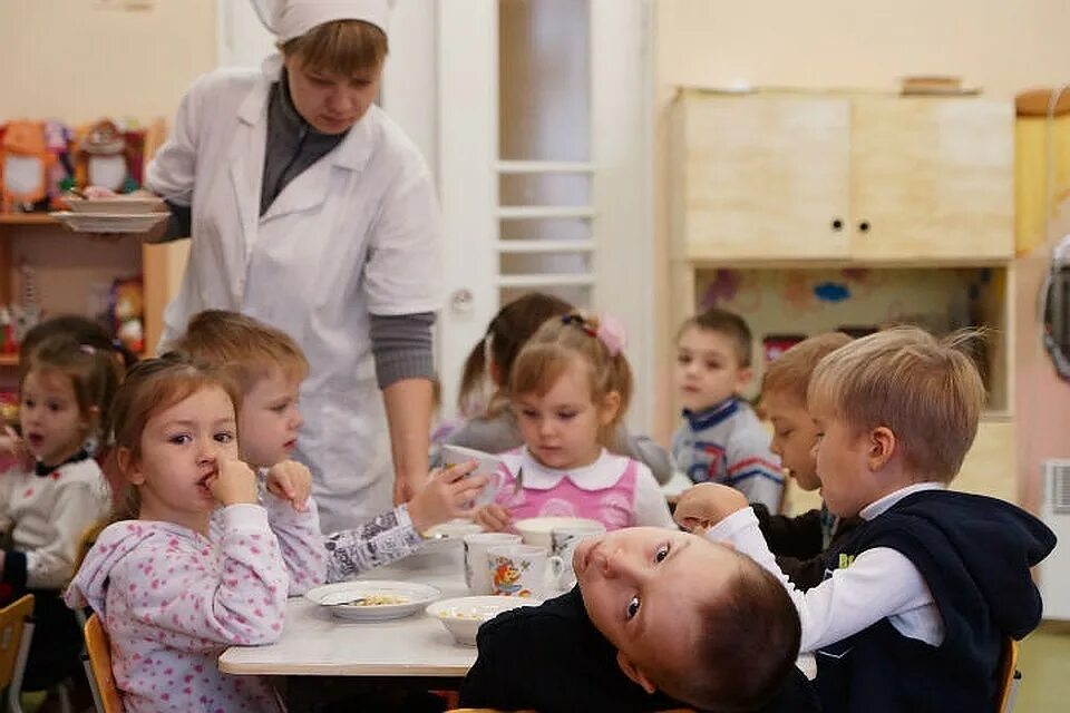 Логопед в частный садик воронежа. Организация питания в детсадах москвы. Московские детские сады. Пищеблок в детском саду фото. Няня в детском саду.