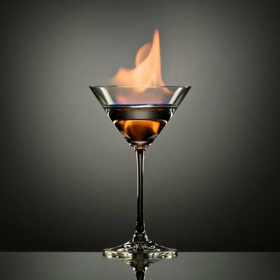 Огненный коктейль. Огонь в бокале. Горящие коктейли. Коктейль с огнем. Самбука горящая