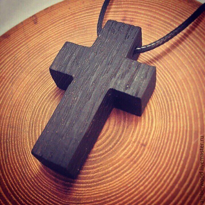 Деревянный крестик. Крест нательный деревянный. Крестик из дерева. Нательный крестик из дерева.
