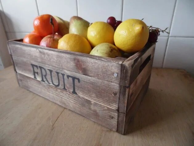 15 ящиков фруктов. Фрукты в ящике. Ящик для фруктов. Ящики от фруктов. Ящики для фруктов деревянные.