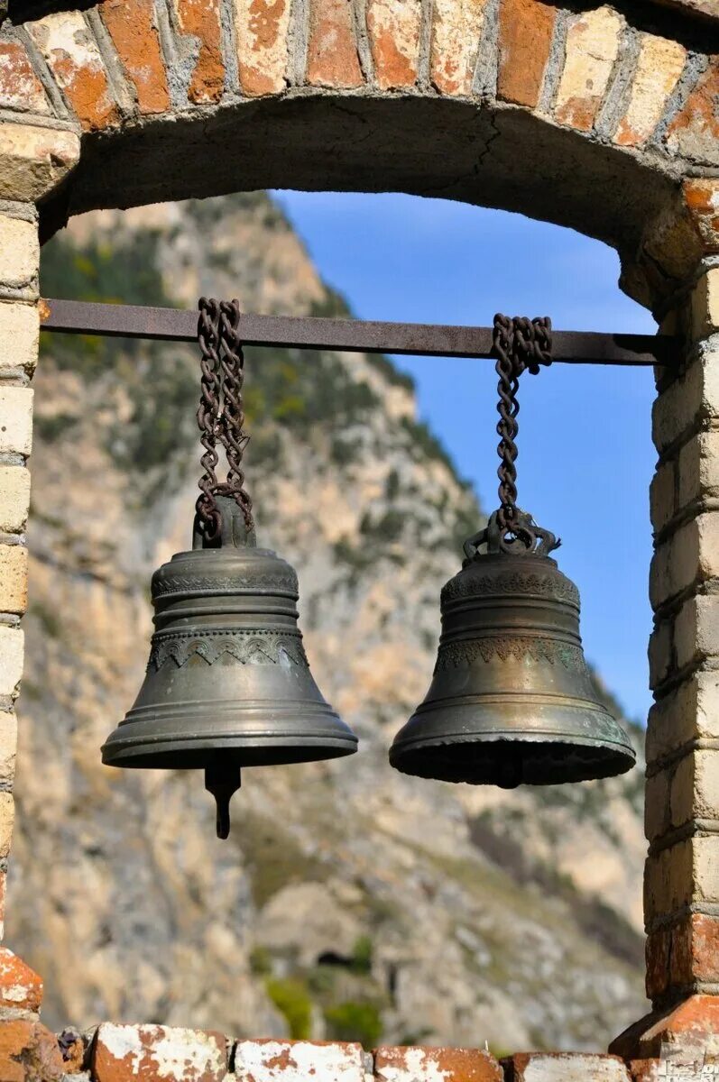 Колокола россии. Колокола пасхальный звон благовест. Колокола добрый. Углич воскресенский монастырь колокольный звон. Благовестный колокол саввино-сторожевского монастыря.