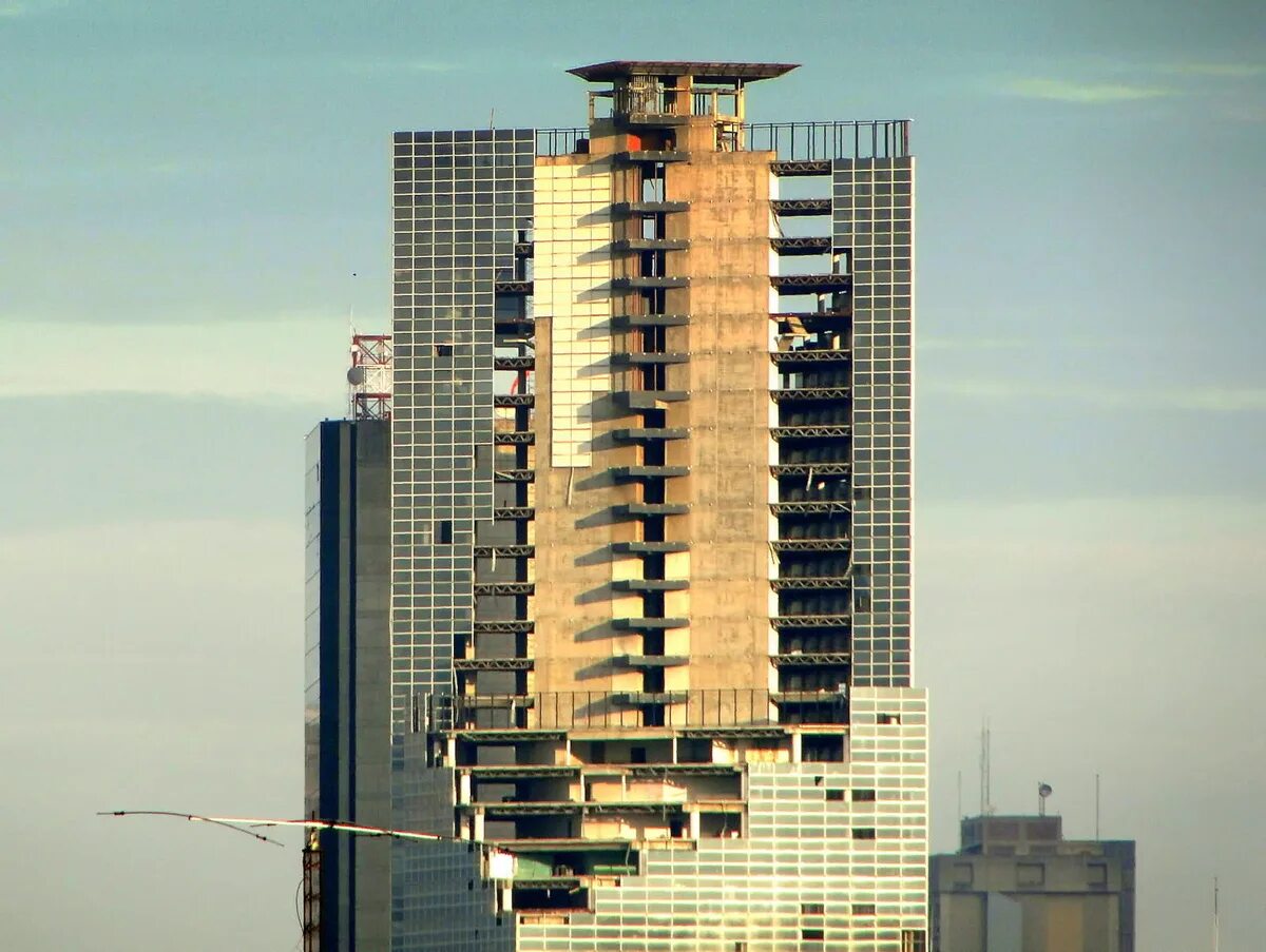 Заброшенный небоскреб. Каракас небоскреб Давида. Башня Давида Венесуэла. Здание Давида в Каракасе. Каракас недостроенный небоскреб.