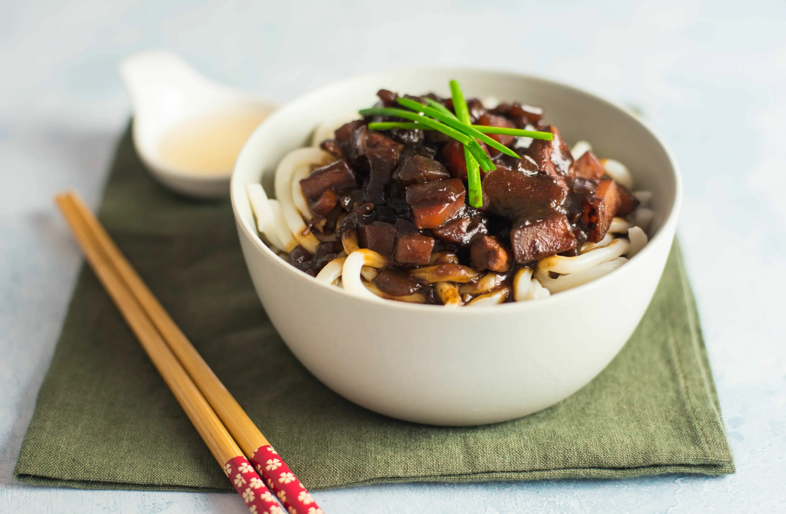 Мен лапша. Корейская лапша Чачжан. Чачжан мён корейская. Korean Black Bean Sauce лапша. Чачжанмен рамен.