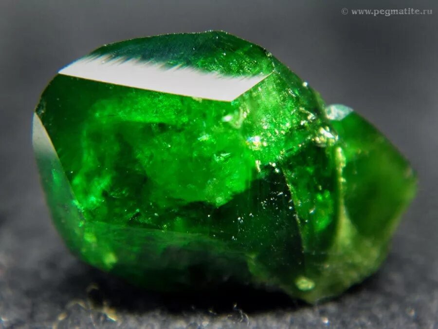 зеленый гранат гроссуляр. зеленый гранат. гроссуляр гранат камень бусины. зеленый гранат гроссуляр. зелёный сорт гранат.