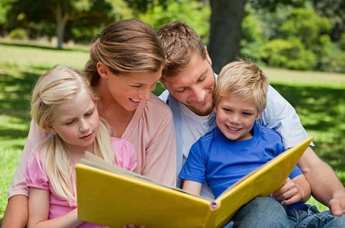 Родители. Семейное чтение. Родители и дети. Читающая семья. Воспитание в семье.