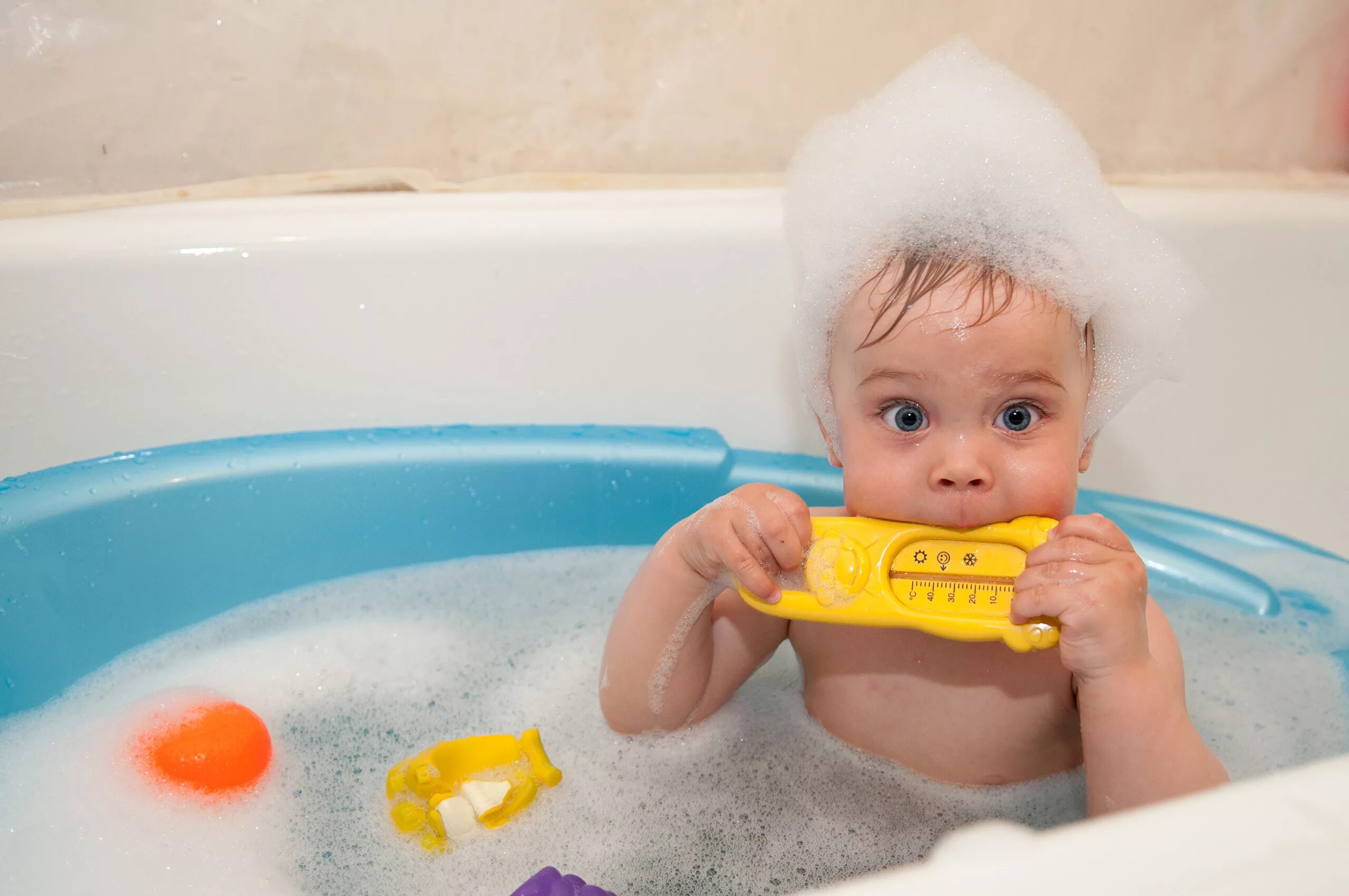 Child bath. Малыш в ванной. Малыш купается. Ванночка для детей. Malish kupayeca v vannoy.