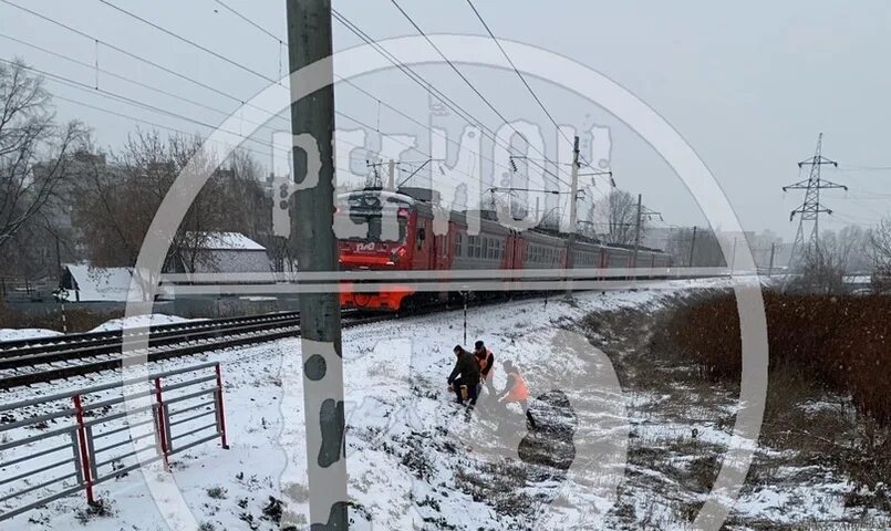 Электричка сбила человека в Нижнем Новгороде 15.12.2020. Поезд Сапсан сбил человека. Электричка сбила человека лето 2021. Электричка сбила подростка в Подмосковье.