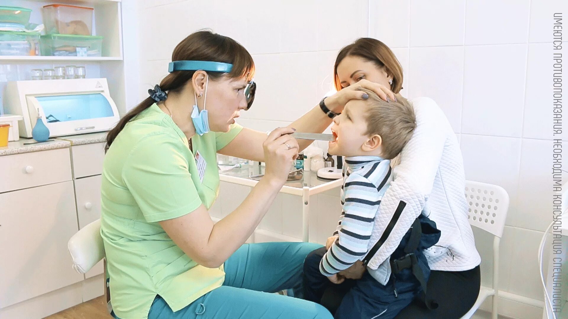 ребенок на приеме у лора. детский лор. детские оперирующие лоры. детский врач отоларинголог. ребенок у лора.
