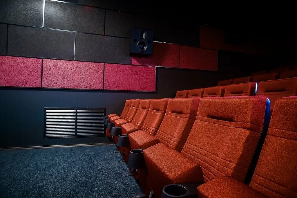 Кинотеатр майский 9 тула. Кинотеатр на техническом обслуживание. Кинотеатр майский. Кинотеатр тула зал. Майский кинозал.