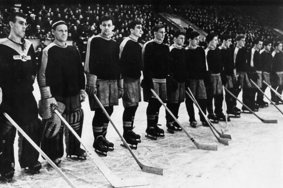Первая хоккейная команда. Хоккейная команда 1904 Канада. Хоккей Крылья советов1970s. Первая хоккейная команда Канады 1904.