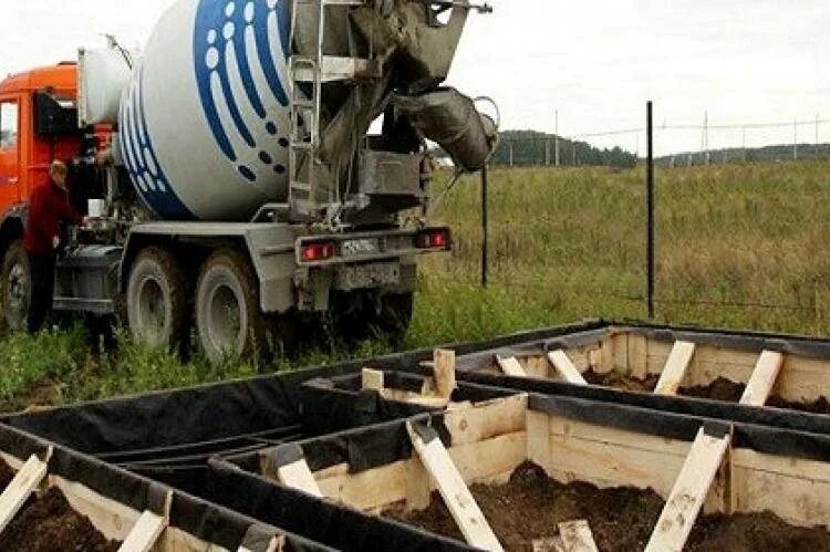 Заливка опалубки миксером. Заливка ленточного фундамента из миксера. Заливка опалубки миксером. Заливка опалубки миксером. Заливка фундамента миксером.