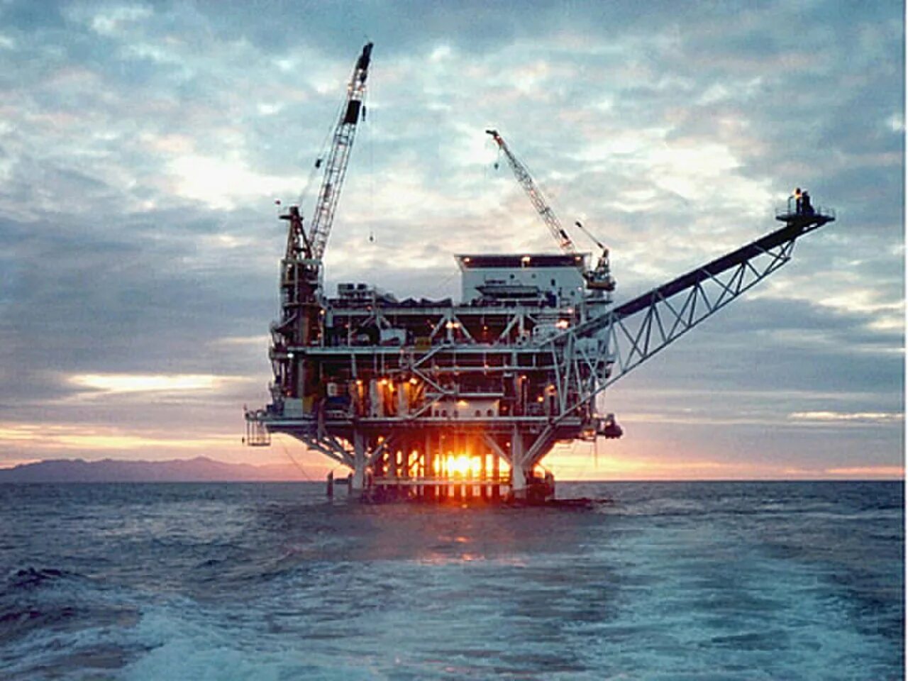 Нефть атлантическом океане. Шельфовое бурение платформа. Морская добыча нефти. Добыча нефти в море. Добыча нефти в океане.