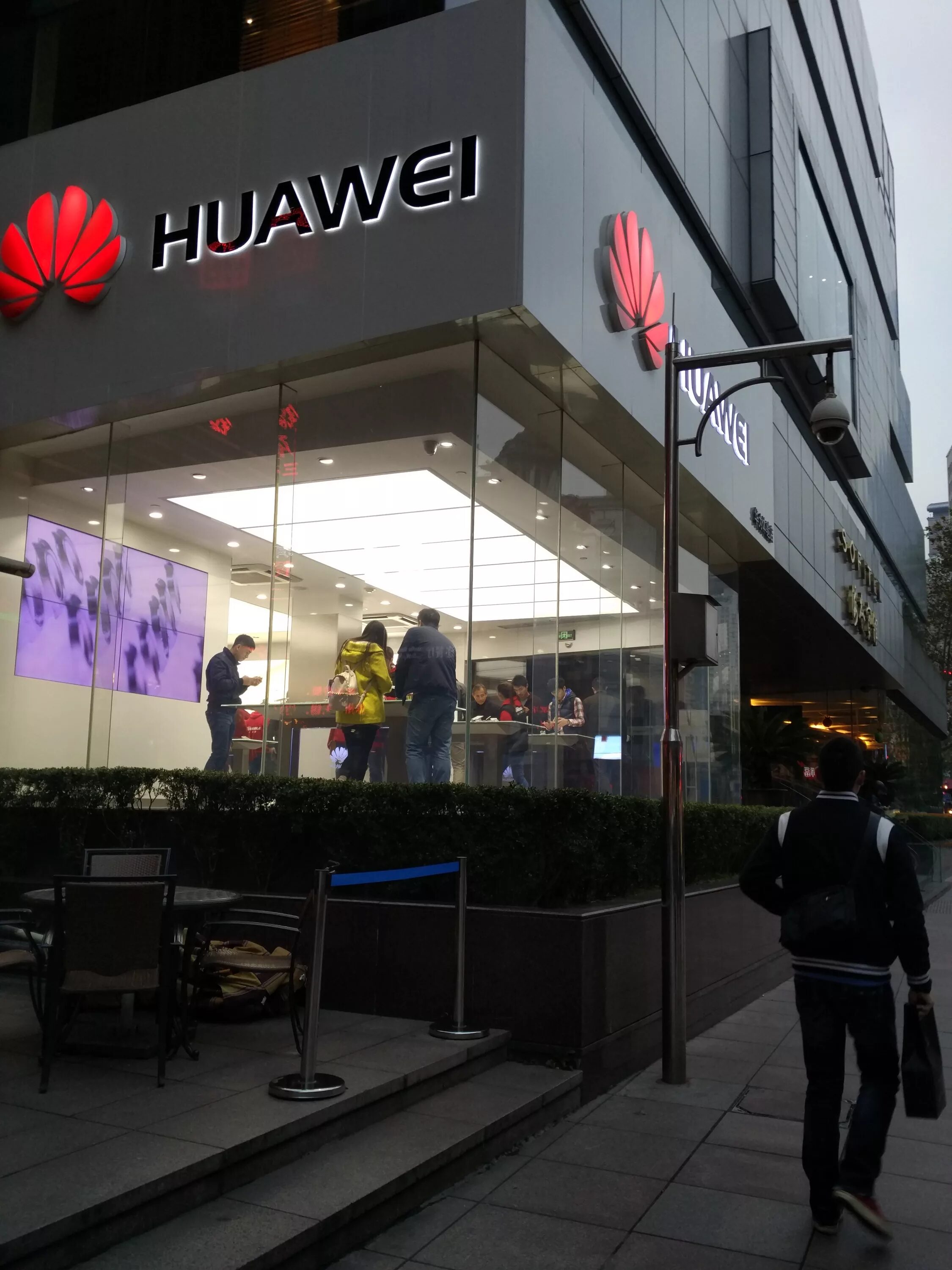 Хуавей store. Хуавей стор. Huawei магазин. Магазин Huawei в Китае. Huawei Showroom.