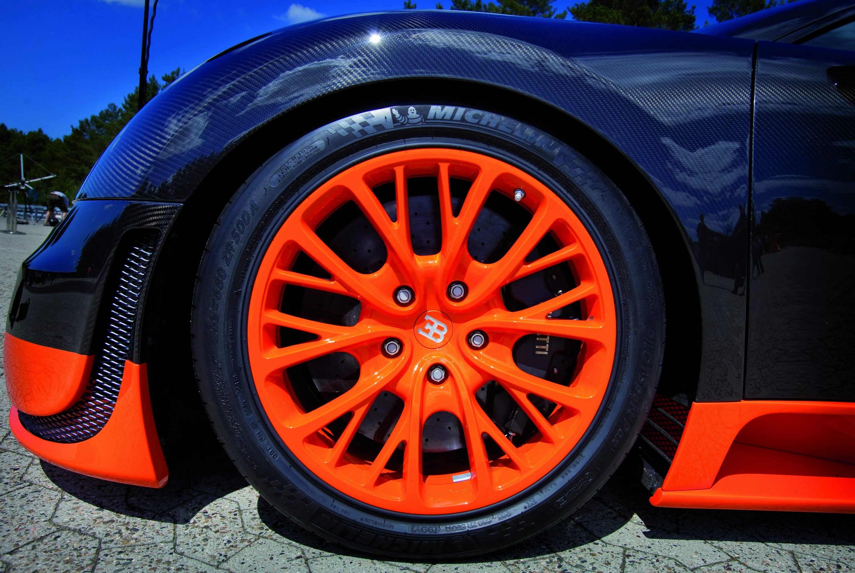 Дорогие шины на автомобиль. Колесо Бугатти Вейрон. Шины Бугатти Вейрон. Bugatti Veyron 16.4 колесо. Bugatti Veyron 16.4 super Sport 2010.