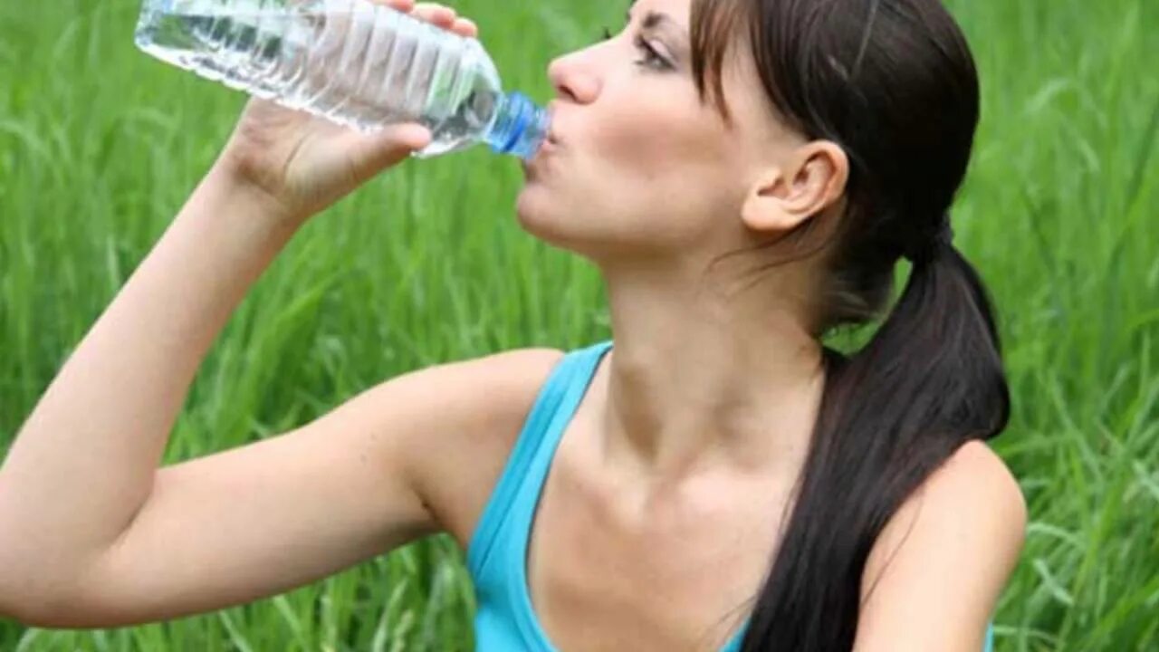 Пить воду. Женщина пьет воду. Человек пьет воду. Пить воду в жару. Удовлетворение жажды