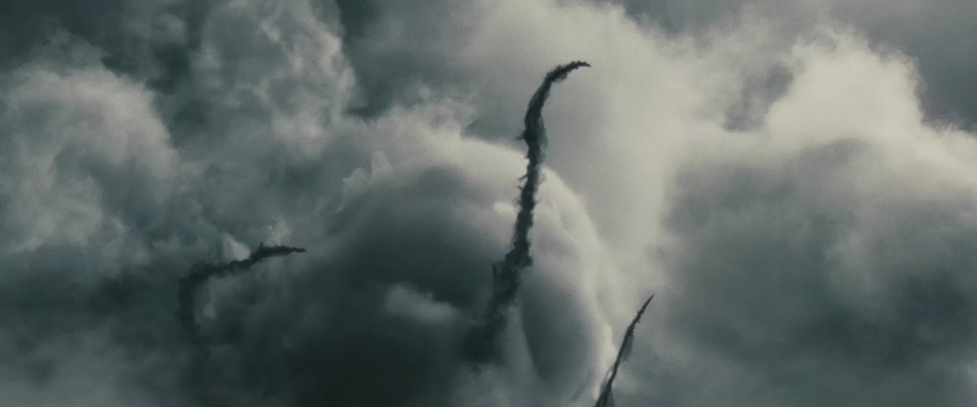 как летали пожиратели. пожиратели смерти трансгрессируют. мост миллениум гарри поттер. дракон в небе. метка пожирателей смерти gif.