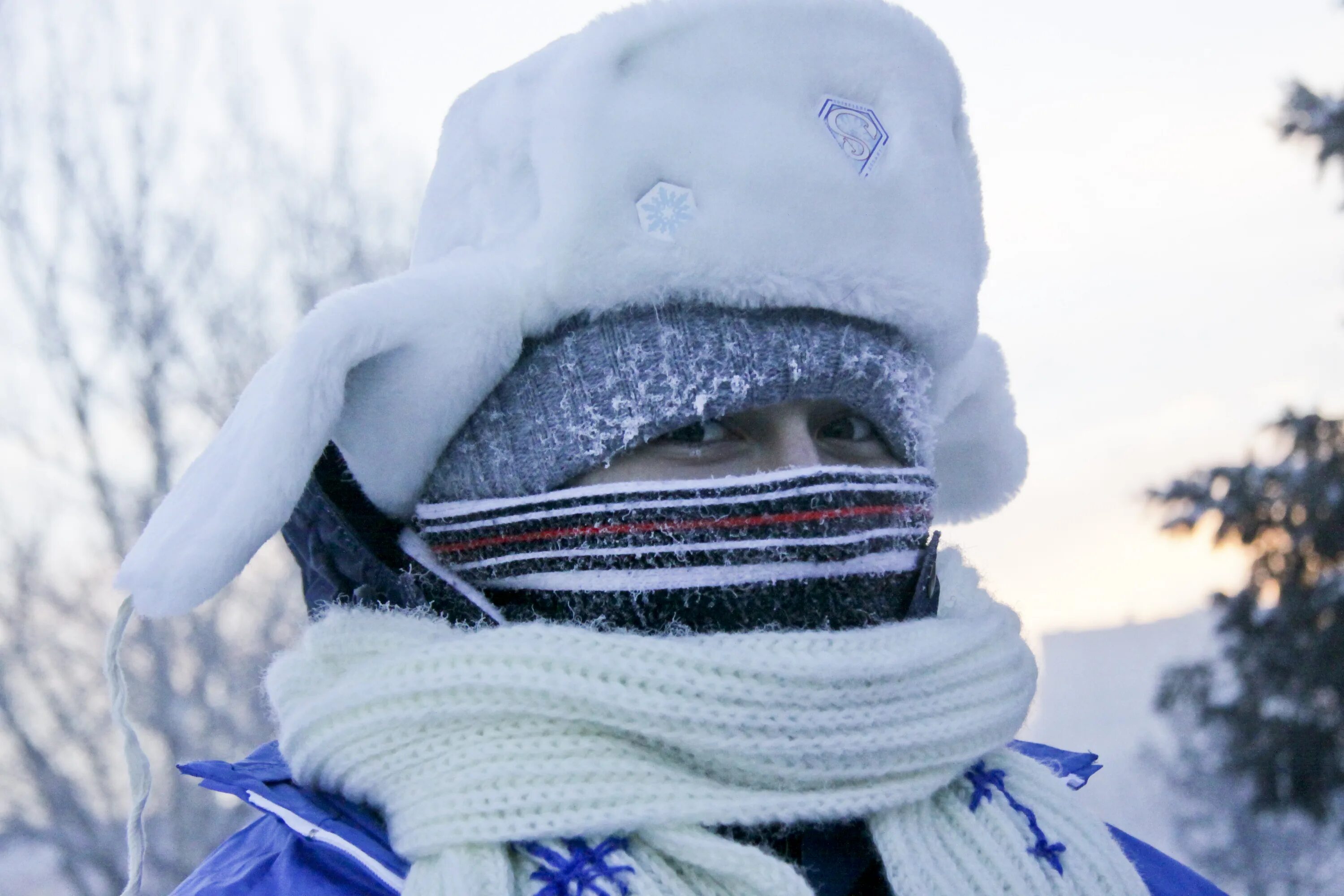 Сильно холодно будет. Тепло одетый человек. Человек укутанный в шарф. Укутаться шарфом. Тепло одеться зимой.