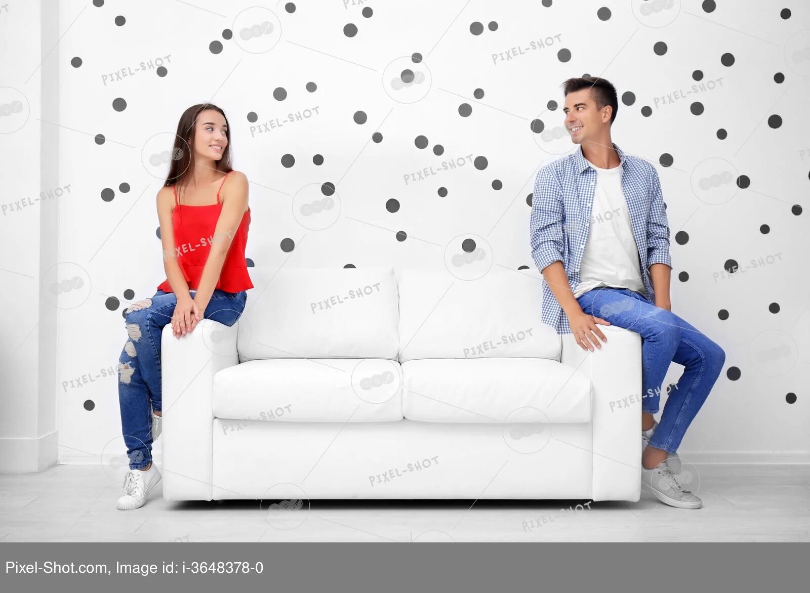 Пара делит диван. Семья в белом возле белой стены. Семья без лица в белом возле белой стены. Парочка на белом диване крокус