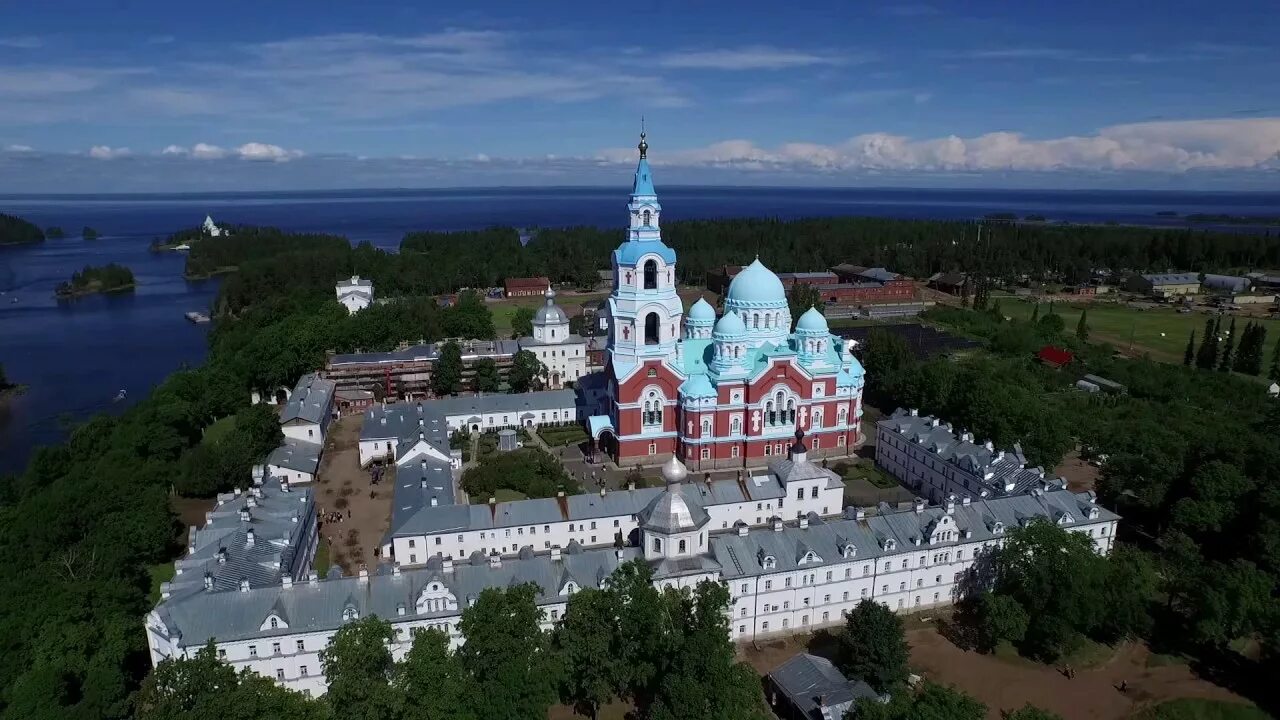 Монастырь на левом берегу. Спасо-Преображенский монастырь Валаам. Карелия остров Валаам монастырь. Валаамский Спасо-Преображенский монастырь в Карелии. Спасо-Преображенский монастырь на острове Валаам.