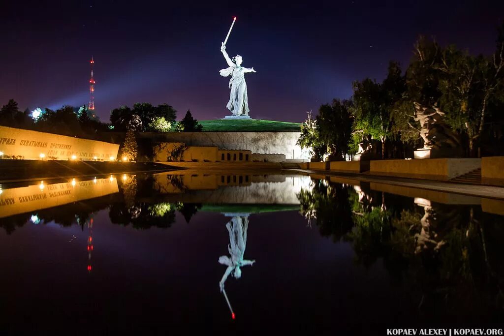 Город волгоград ночью. Мамаев курган волгоград. мамаев курган ночью.