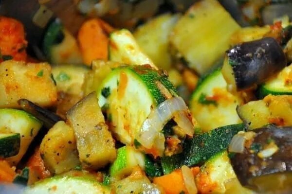 Овощное рагу в мультиварке с перцем. Овощное рагу с кабачками и баклажанами. кабачки тушеные с баклажанами. баклажаны тушёные в мультиварке. овощное рагу с кабачками и баклажанами в мультиварке редмонд.