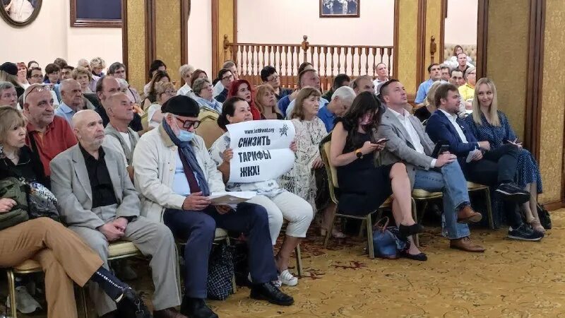 митинг у здания. инициативная группа депутатов выступила. инициативная группа депутатов выступила. инициативная группа депутатов выступила. сход жителей.