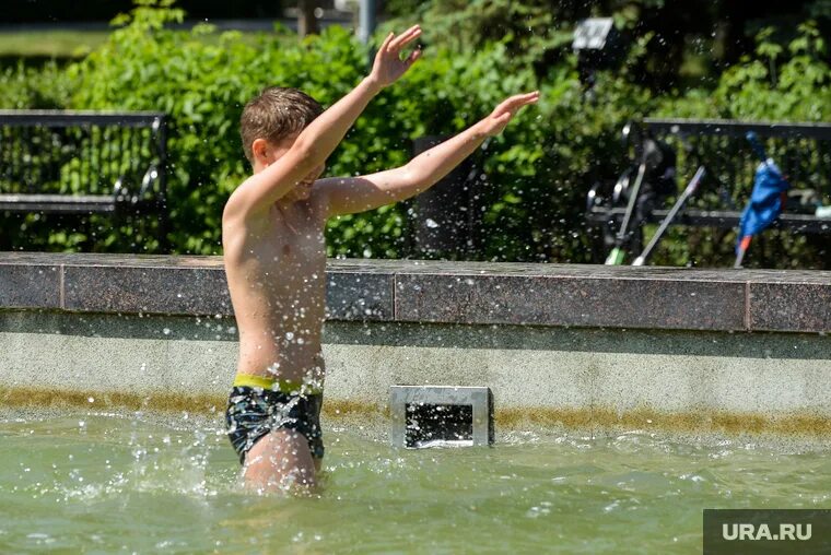 Жара летом. Аномальная жара Челябинск. Травмы детей на фонтанах. Челябинск купание