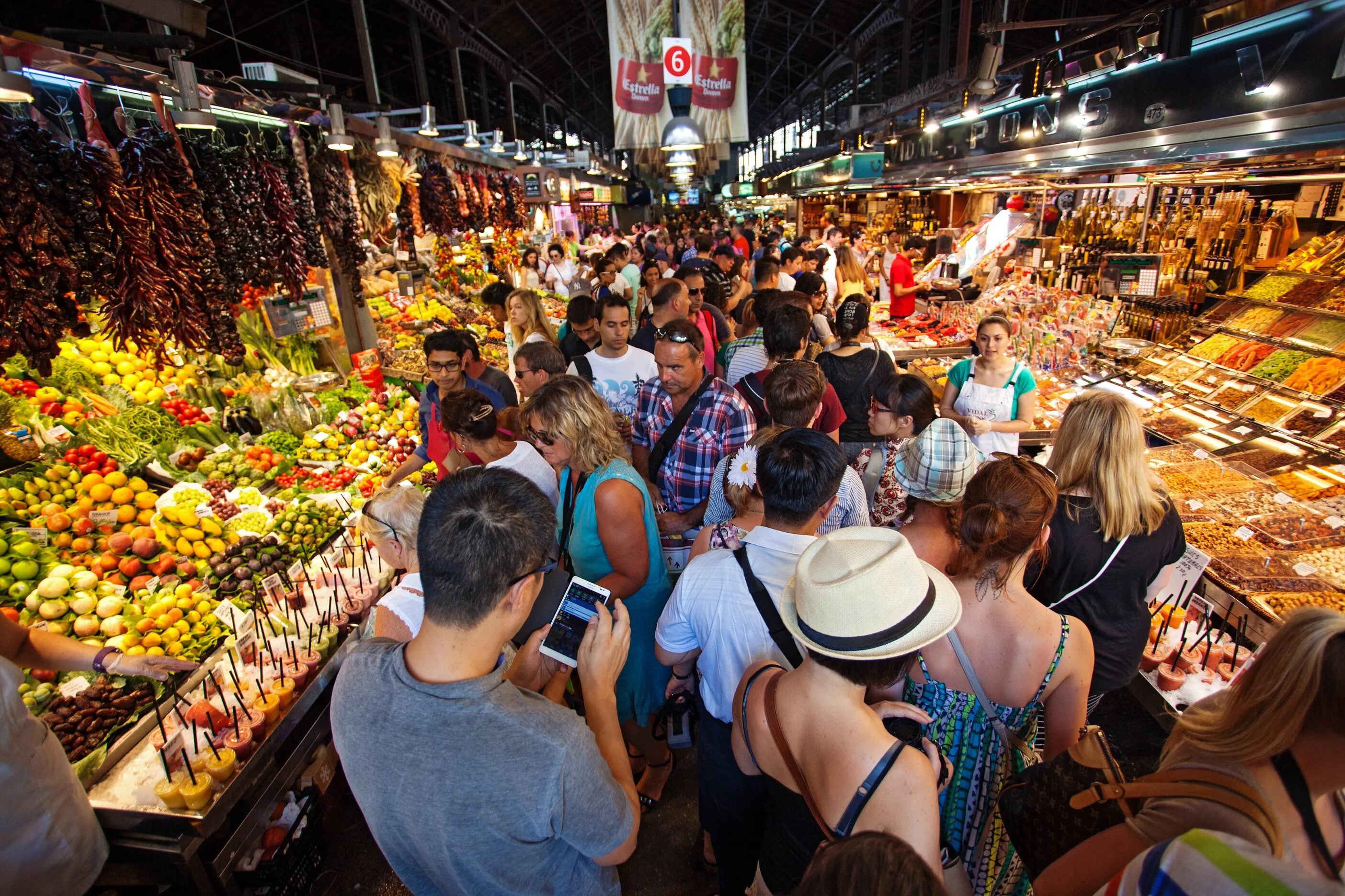 Рынок на английском языке. Рынок Бокерия в Барселоне. Barcelona la Boqueria Market. Рынок Барселона Рамбла. Продуктовый рынок.