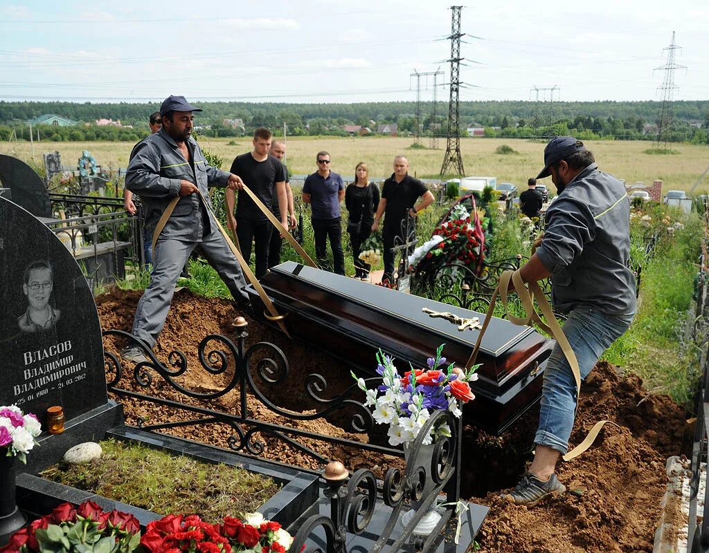 Стихи о победе. И гроб опущен уж. Стихи тютчева. Стих про гроб. Отношение бабушки к богатству детство горького.